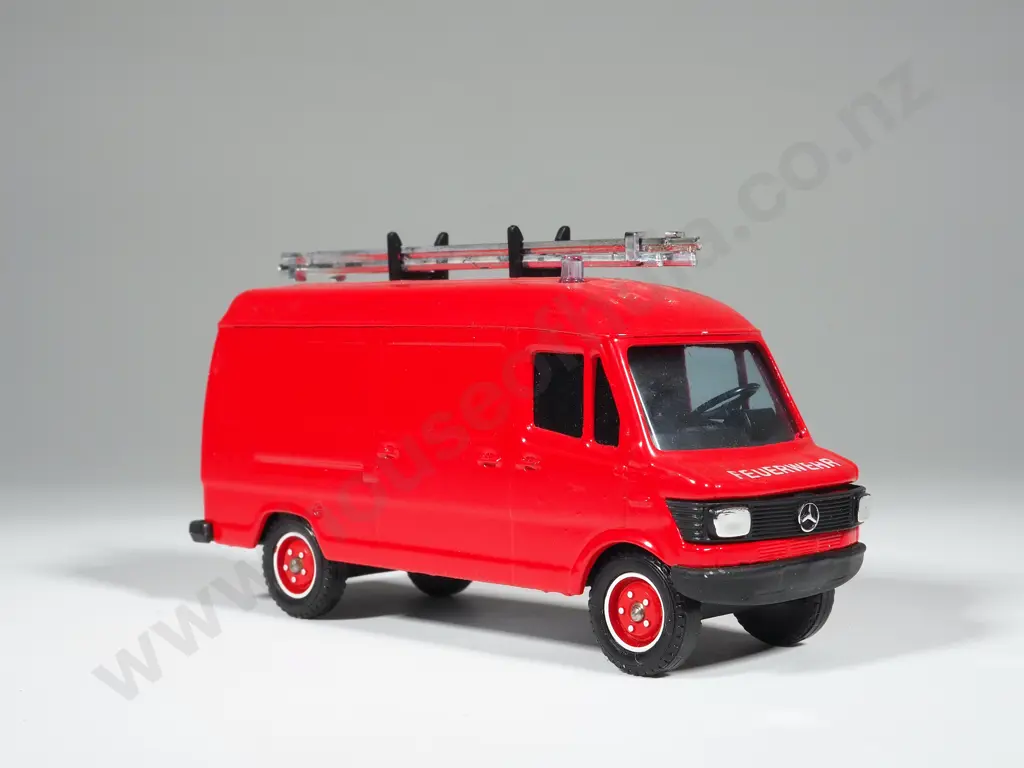 Solide Mercedes 407 D Fire Van w ladder 1/50 No. 2131 0990 Image 1++