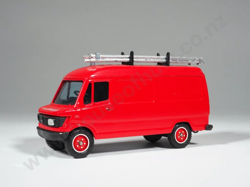 Solide Mercedes 407 D Fire Van w ladder 1/50 No. 2131 0990 Image 1++