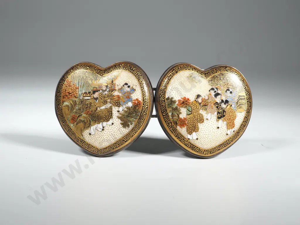 Fine Satsuma Heart Shaped Belt Buckle  With A Silver Backing Intricately Painted Scenes Depicting Japanese Life Image 1++