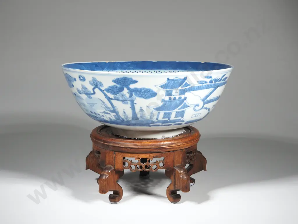 Antique Chinese Export Blue & White Porcelain Bowl On Carved Stand  Diam 205mm  x Hgt 80mm Image 1++
