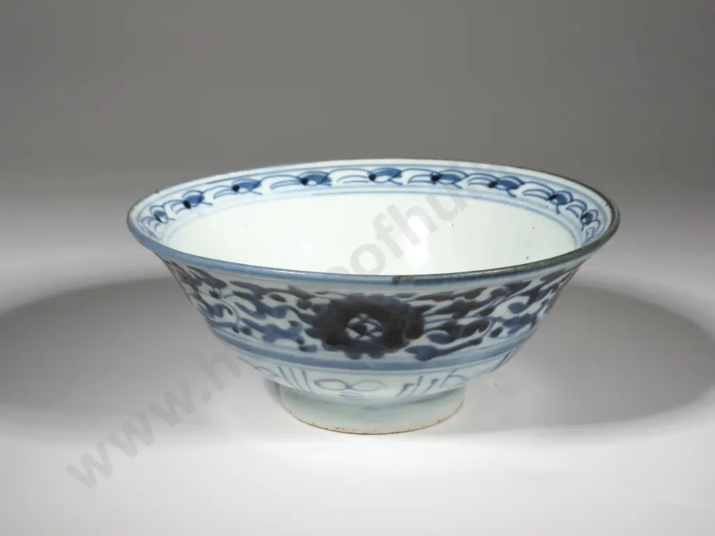 Chinese Blue & White Ming Period Swatow Ware Footed Bowl, Decorated With Florals Image 1++