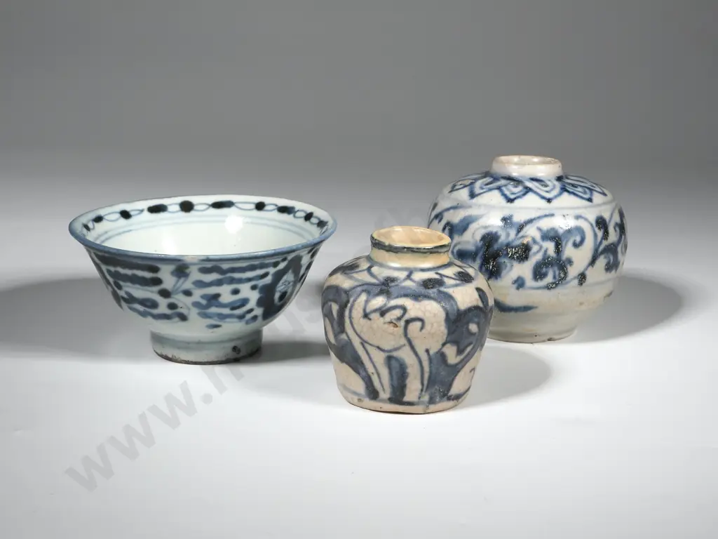 Three Pieces Of Chinese Ming Period Swatow Ware, Two Small Jars & A Bowl  Image 1++