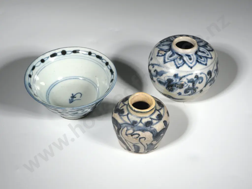 Three Pieces Of Chinese Ming Period Swatow Ware, Two Small Jars & A Bowl  Image 1++