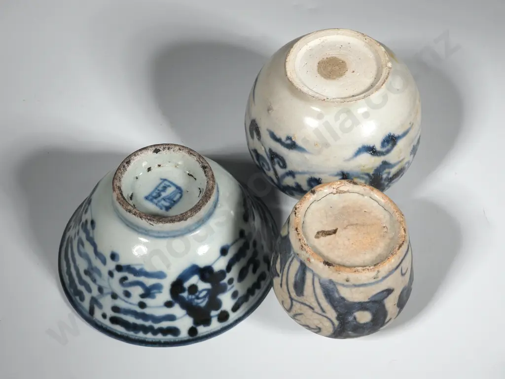 Three Pieces Of Chinese Ming Period Swatow Ware, Two Small Jars & A Bowl  Image 1++