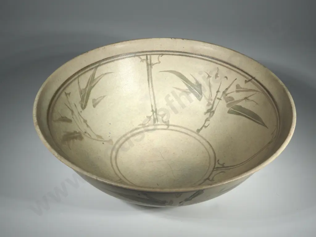 Large Oriental Bowl w Hand-painted Decoration Image 1++