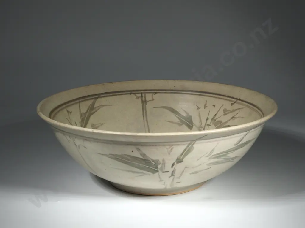 Large Oriental Bowl w Hand-painted Decoration Image 1++