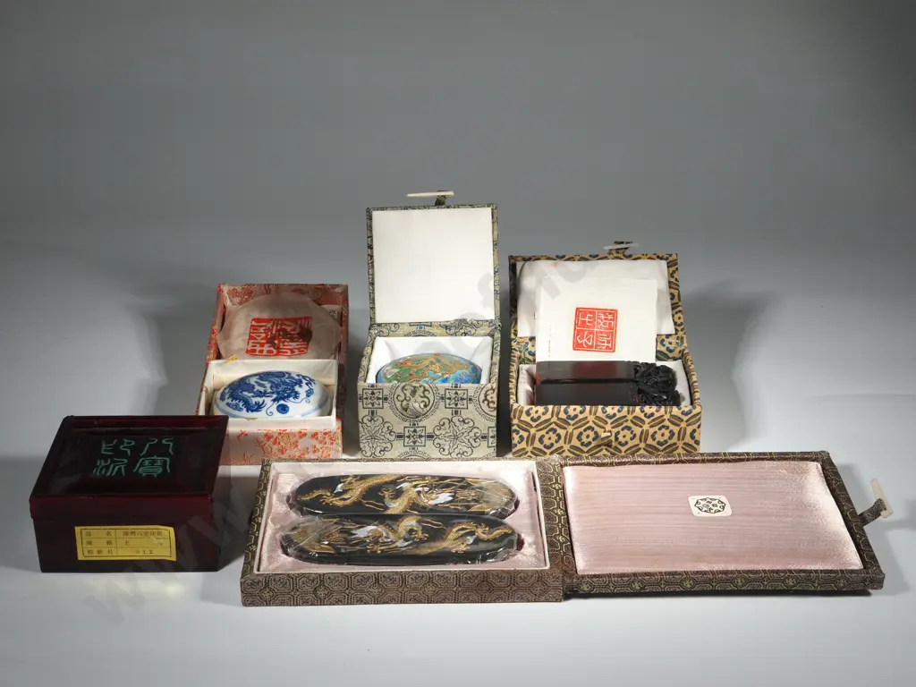 Collection of Chinese Boxed Items To Include Three Small Lidded Pots & Seals Image 1++