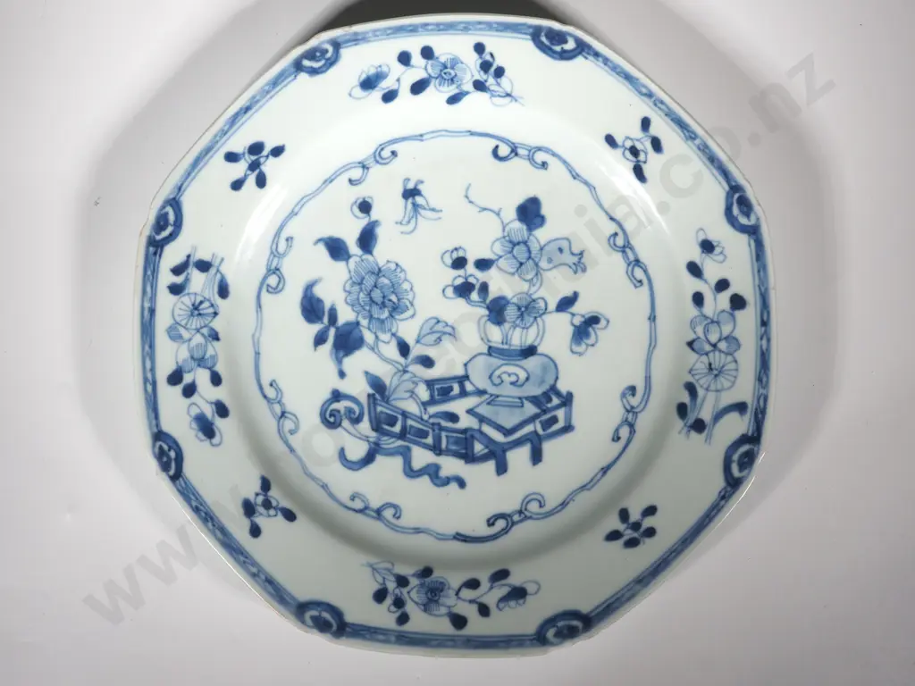 Octagonal Blue & White Export ware Plate - Probably 18th Century Image 1++