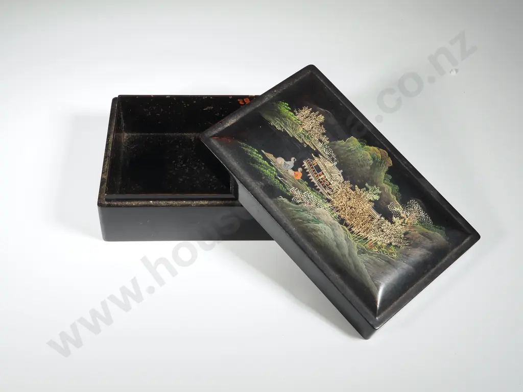 Small Oriental Lacquered Box Image 1++