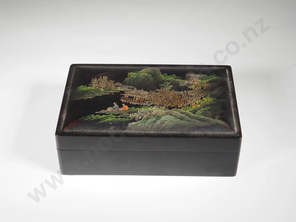 Small Oriental Lacquered Box Image 1++