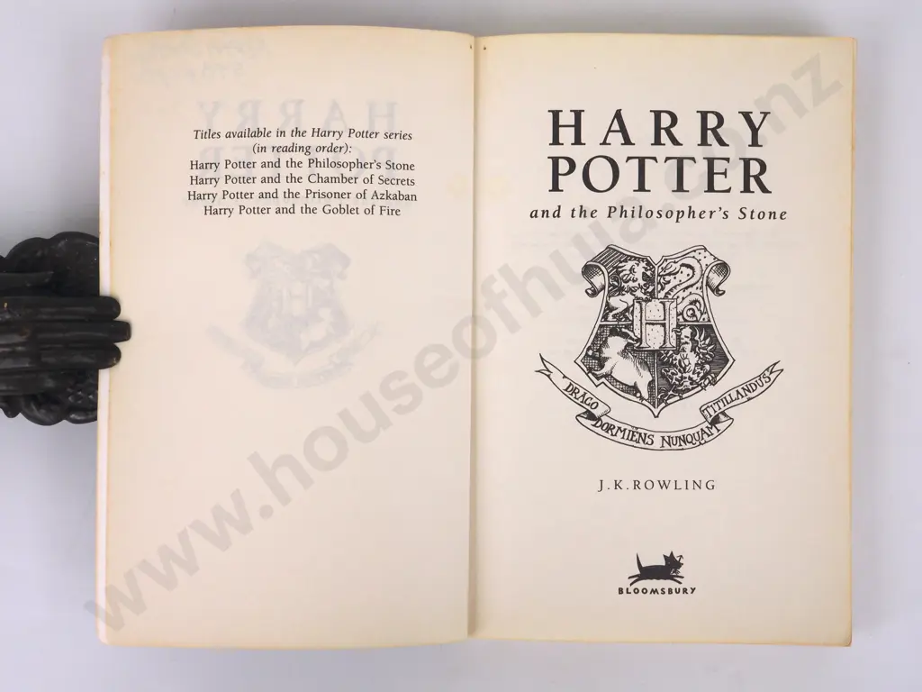 Rowling, J.K., Harry Potter and the Philosopher's Stone Image 1++