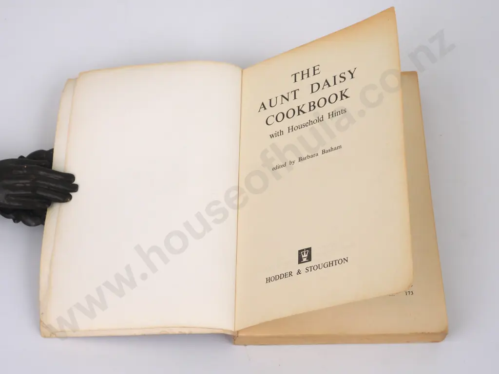 The Aunt Daisy Cookbook With Household HInts. Edited By Barbara Basham. First Edition 1968 Image 1++