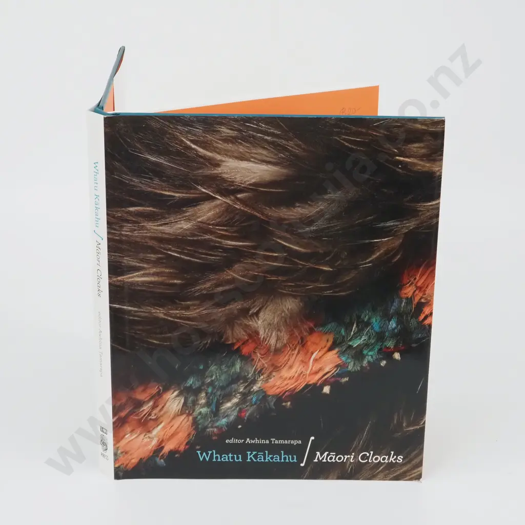 Tamarapa, Awhina (Ed); Whatu  Kakahu / Maori Cloaks Image 1++