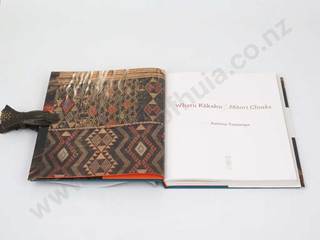 Tamarapa, Awhina (Ed); Whatu  Kakahu / Maori Cloaks Image 1++