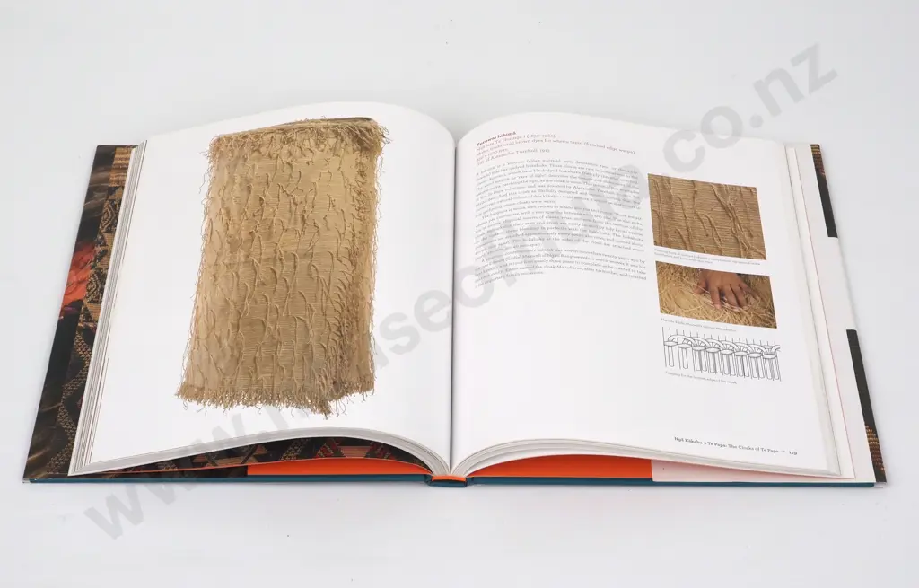Tamarapa, Awhina (Ed); Whatu  Kakahu / Maori Cloaks Image 1++