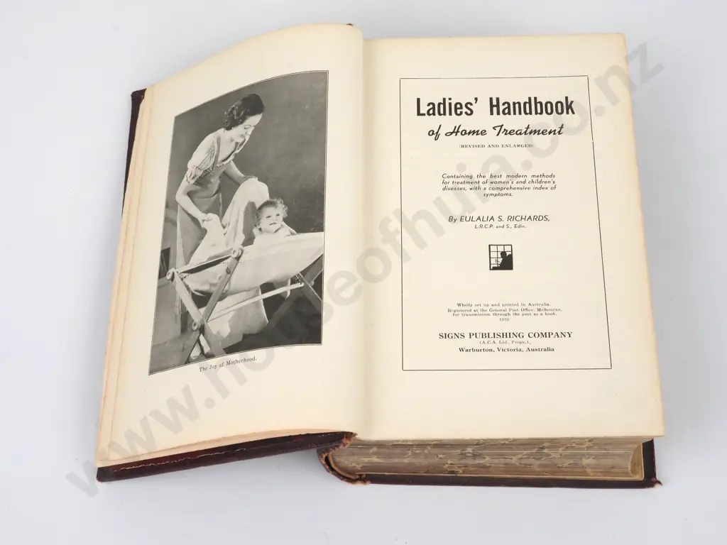 Vintage Ladies Handbook of Home Treatment Eulalia S. Richards Hardcover 1939 Image 1++