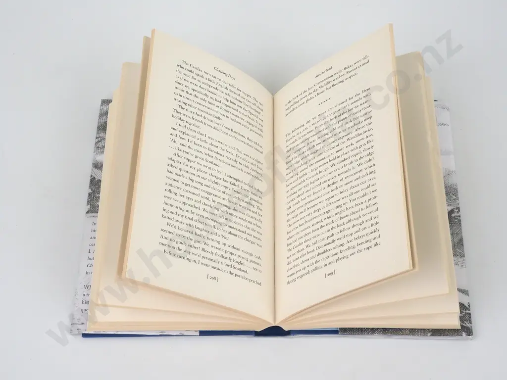 Richards, Dan - Climbing Days, Faber & Faber, 2016, First Edition Image 1++