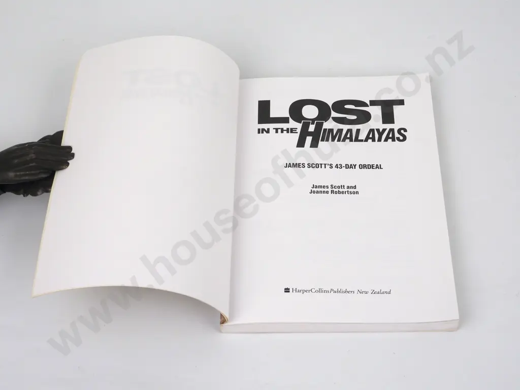 Scott, James Scott and Joanne Robertson - Lost in the Himalayas, Harper Collins, 1993 Image 1++