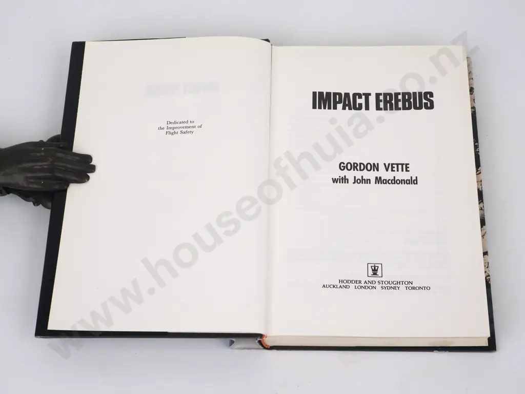 Vette, Gordon - Impact Erebus, Hodder & Stoughton, 1983. First Edition. Image 1++