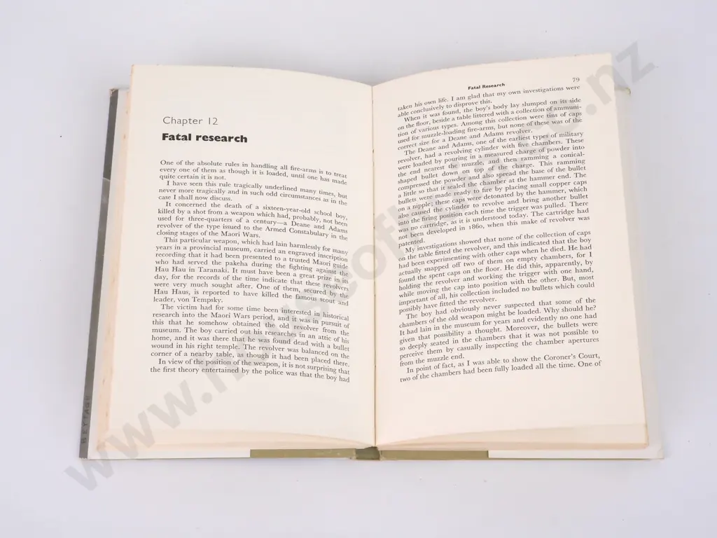 The Gun in the Case: Author Kelly, Greg G. Whitcombe and Tombs, 1963 Image 1++