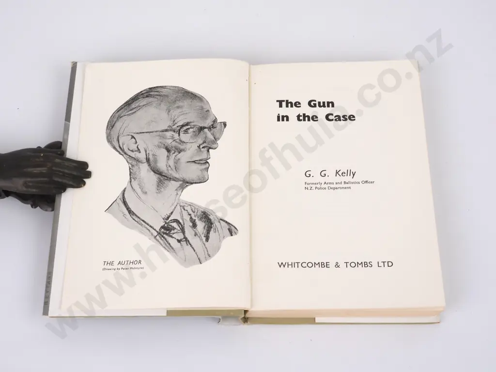 The Gun in the Case: Author Kelly, Greg G. Whitcombe and Tombs, 1963 Image 1++