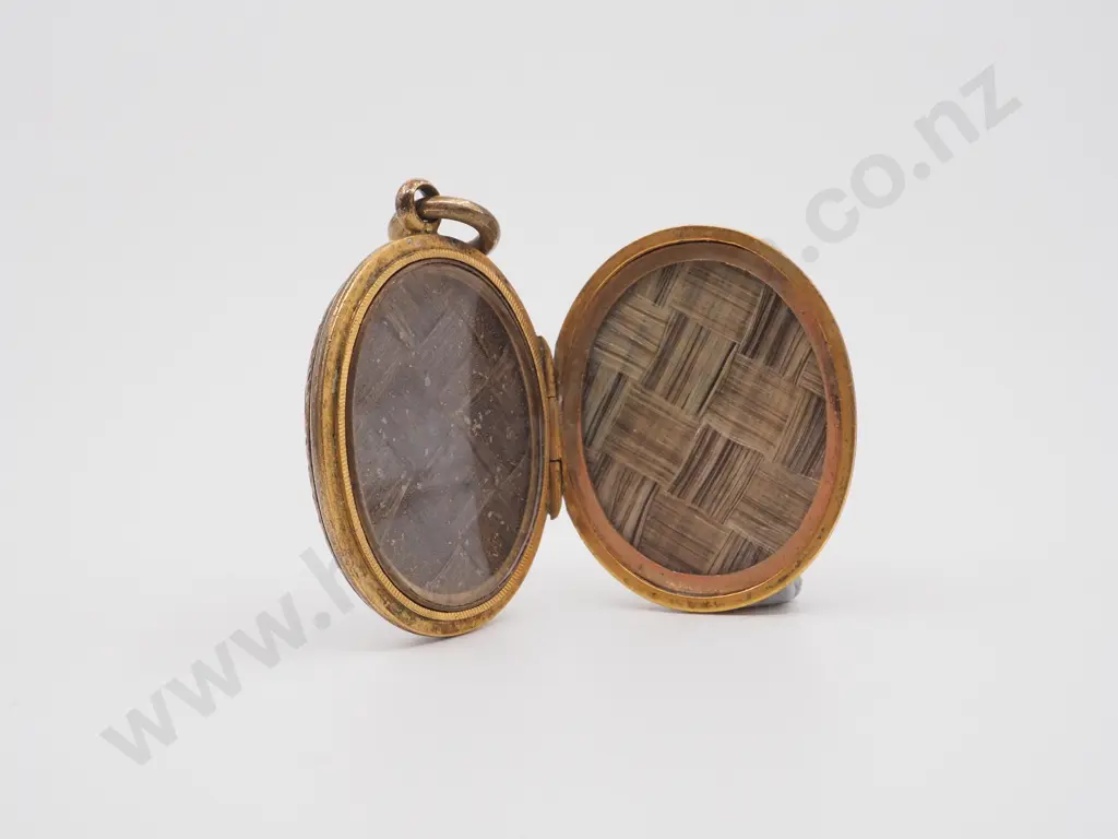 9ct Gold & Enamel Locket. "In Memory Of" In Black Garter  Image 1++