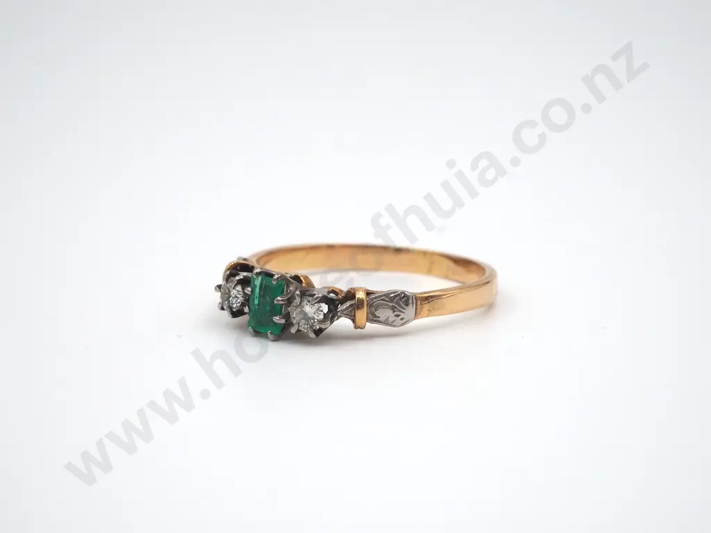 18ct Gold, Emerald & Diamond Ring in Vintage Christchurch Retailers Box Image 1++