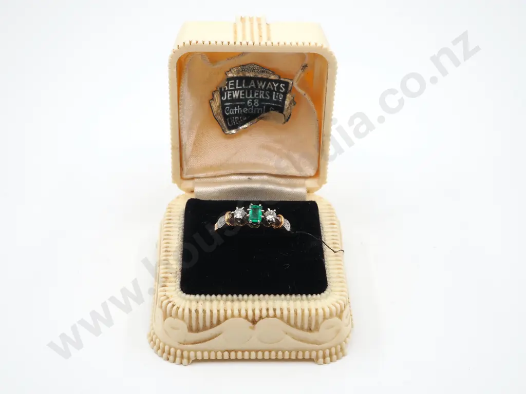 18ct Gold, Emerald & Diamond Ring in Vintage Christchurch Retailers Box Image 1++