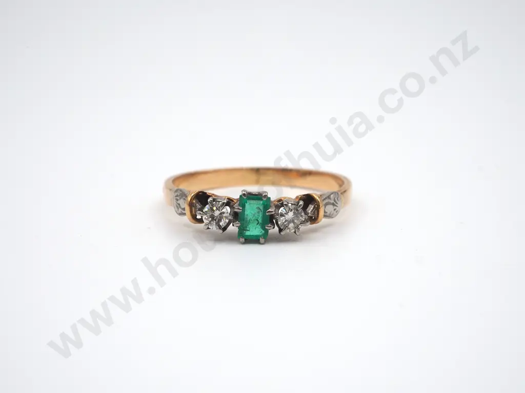 18ct Gold, Emerald & Diamond Ring in Vintage Christchurch Retailers Box Image 1++