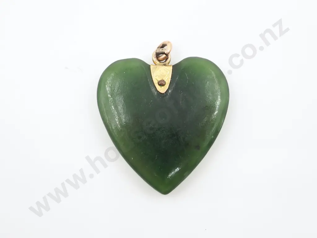 Colonial Greenstone & 9ct Gold Heart Pendant Image 1++