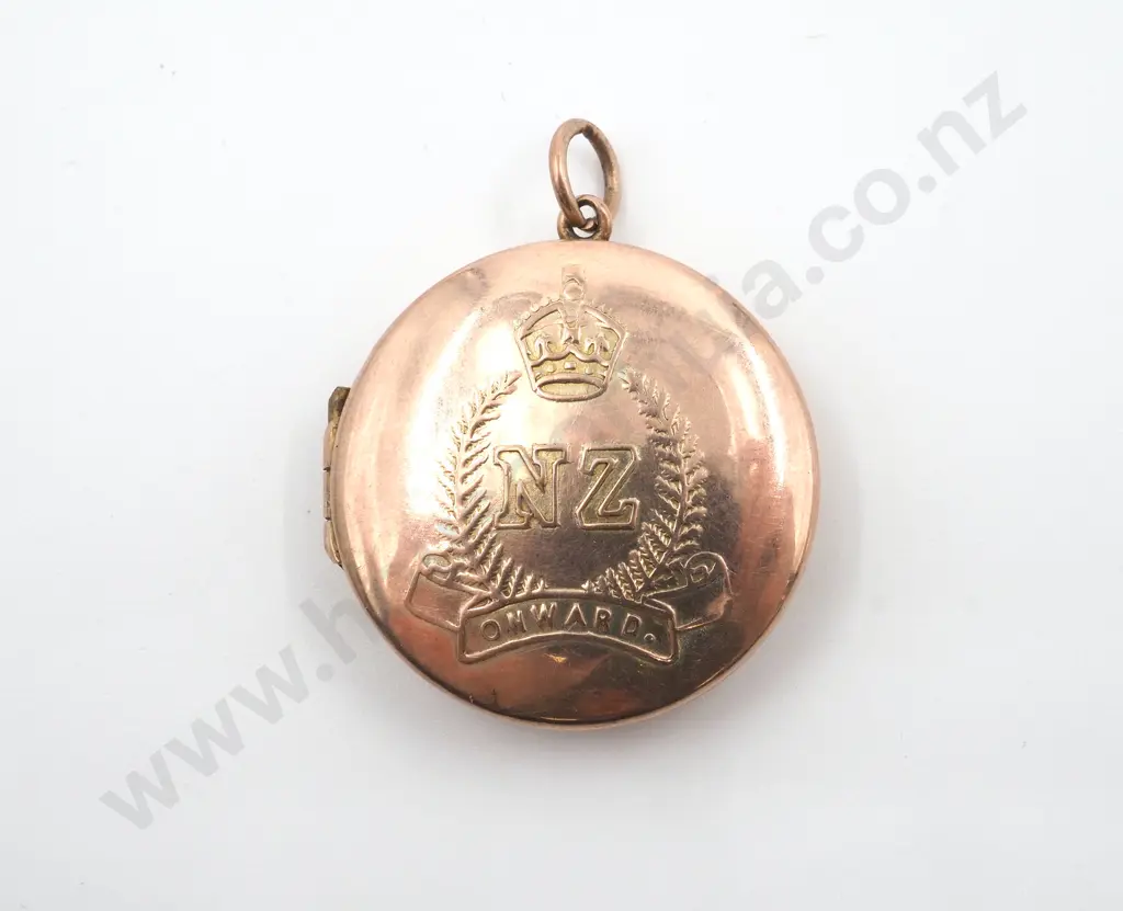 WWII New Zealand Onward 9ct Gold Pendant Image 1++