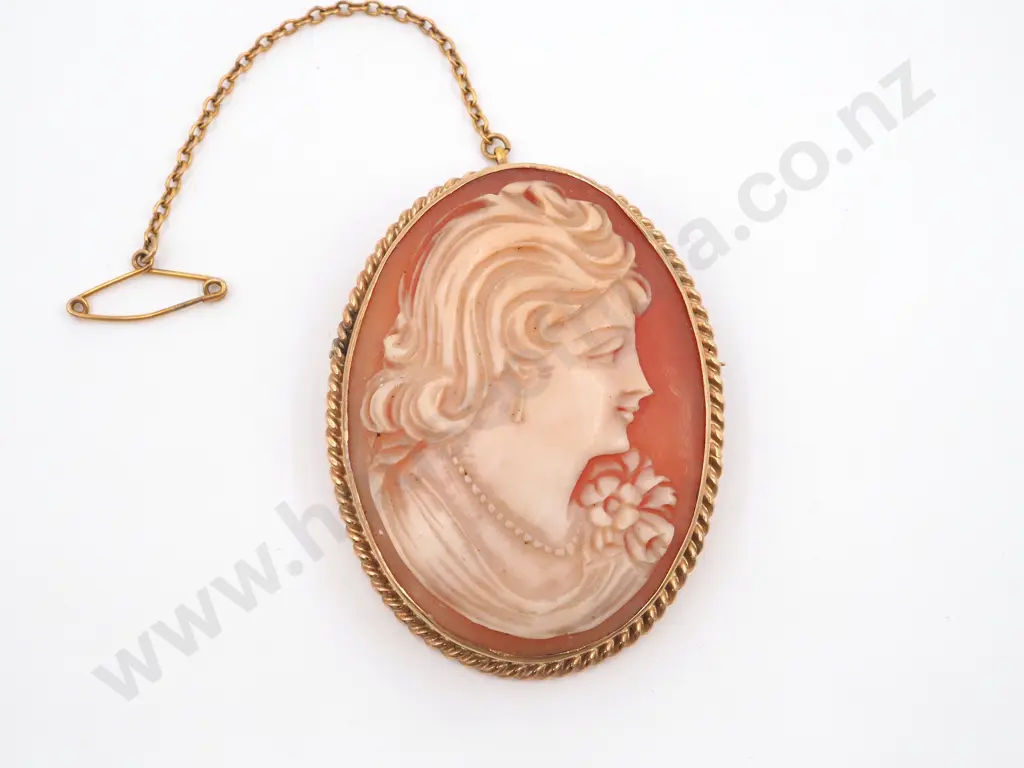 9ct Gold Cameo Brooch Depicted The Profile Of A Young Woman Image 1++