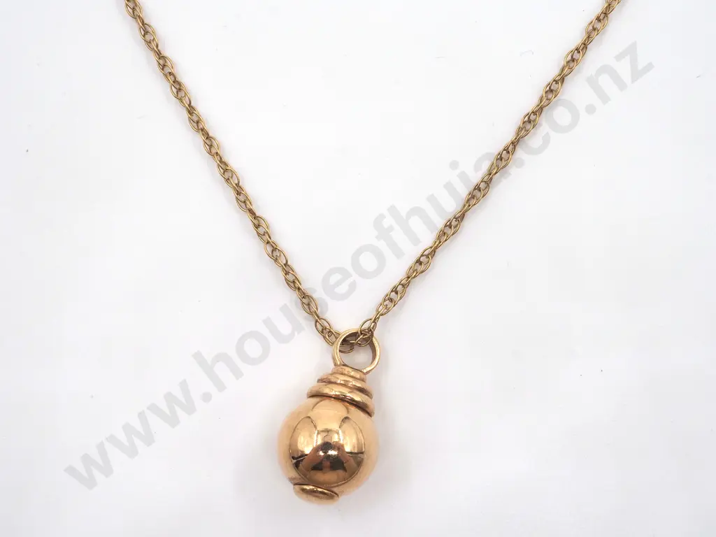 9ct Gold Round Pendant On 9ct Gold Chain Image 1++
