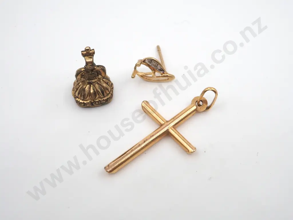 9ct Gold Cross, Charm In the Form Of A Seal & A Single 9ct Gold Earring. Image 1++