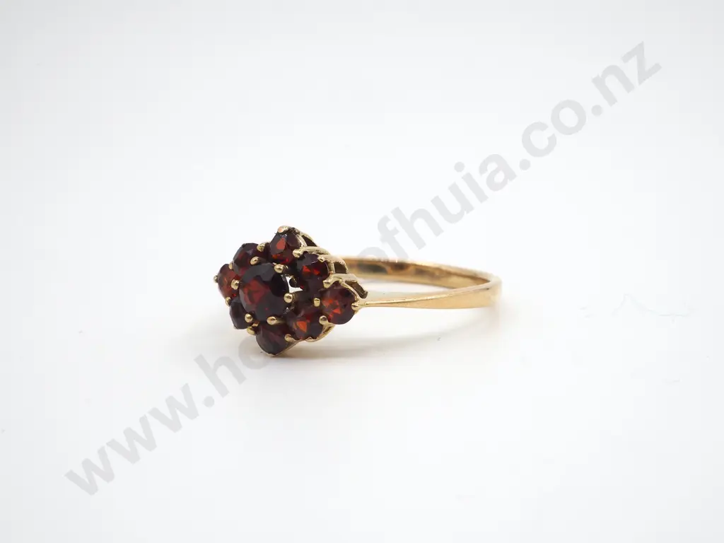 Vintage 9ct Gold Ring w Decorative Garnet Setting Image 1++