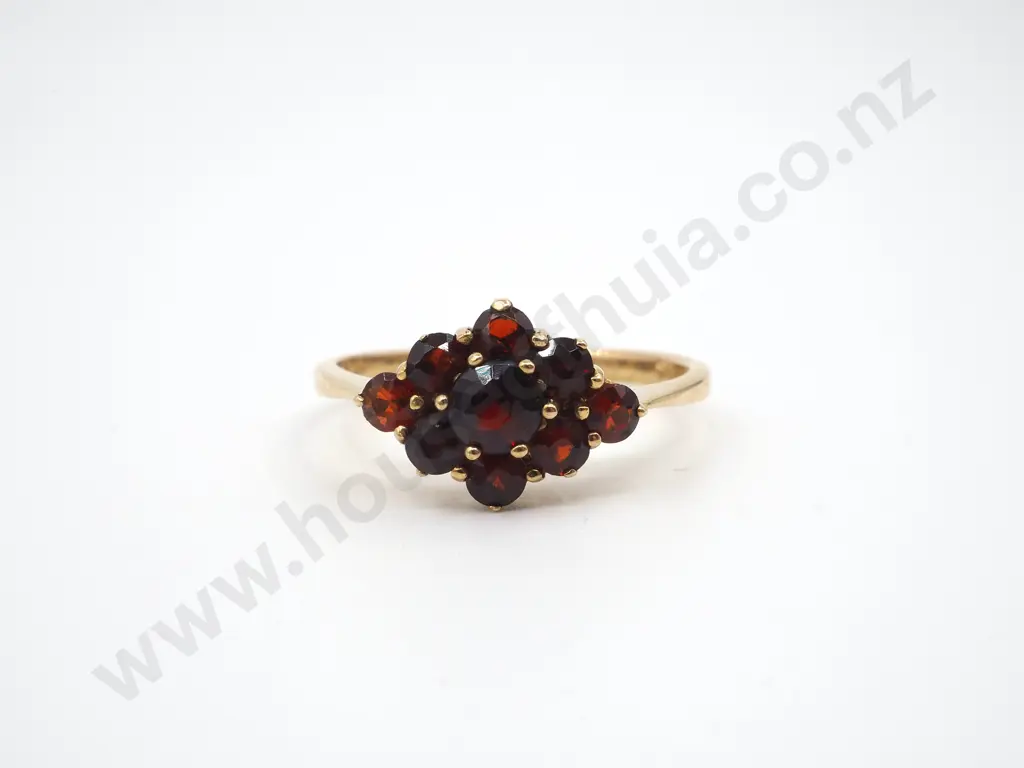Vintage 9ct Gold Ring w Decorative Garnet Setting Image 1++