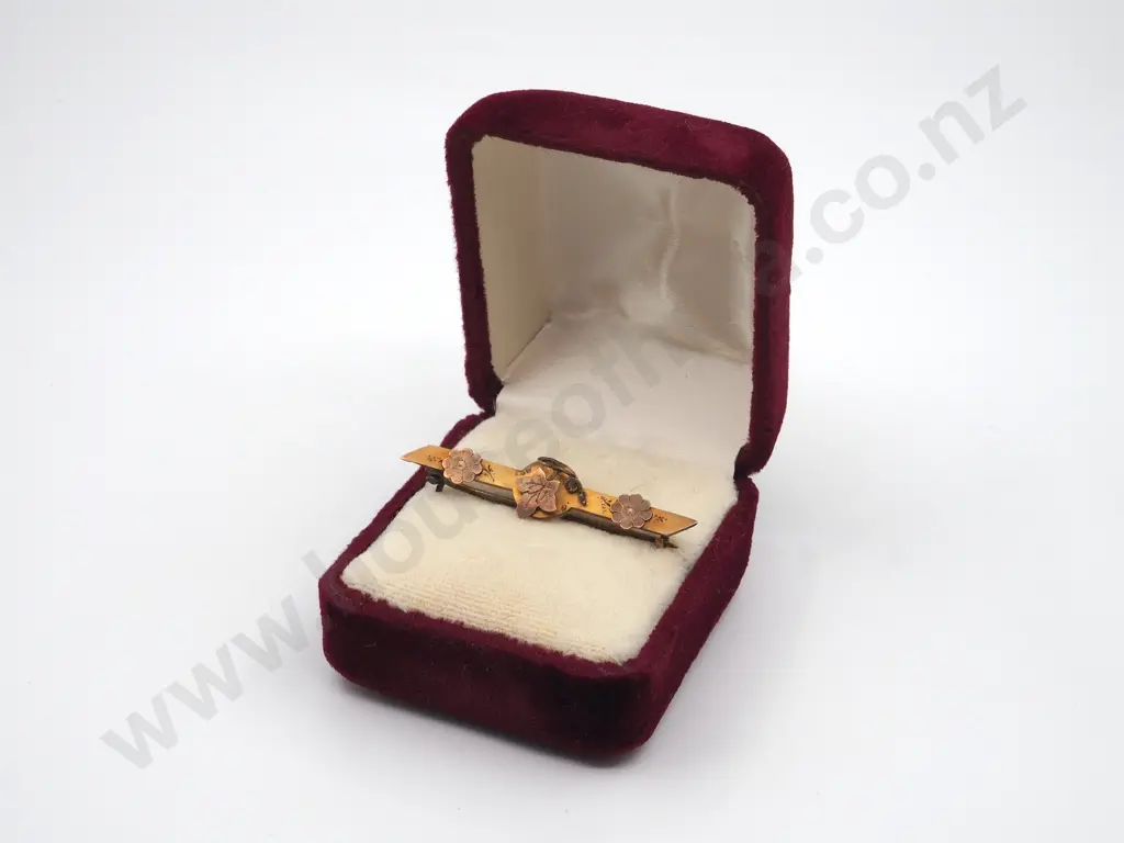  9ct Gold Bar Brooch with Applied Floral & Leaf Decoration  Image 1++