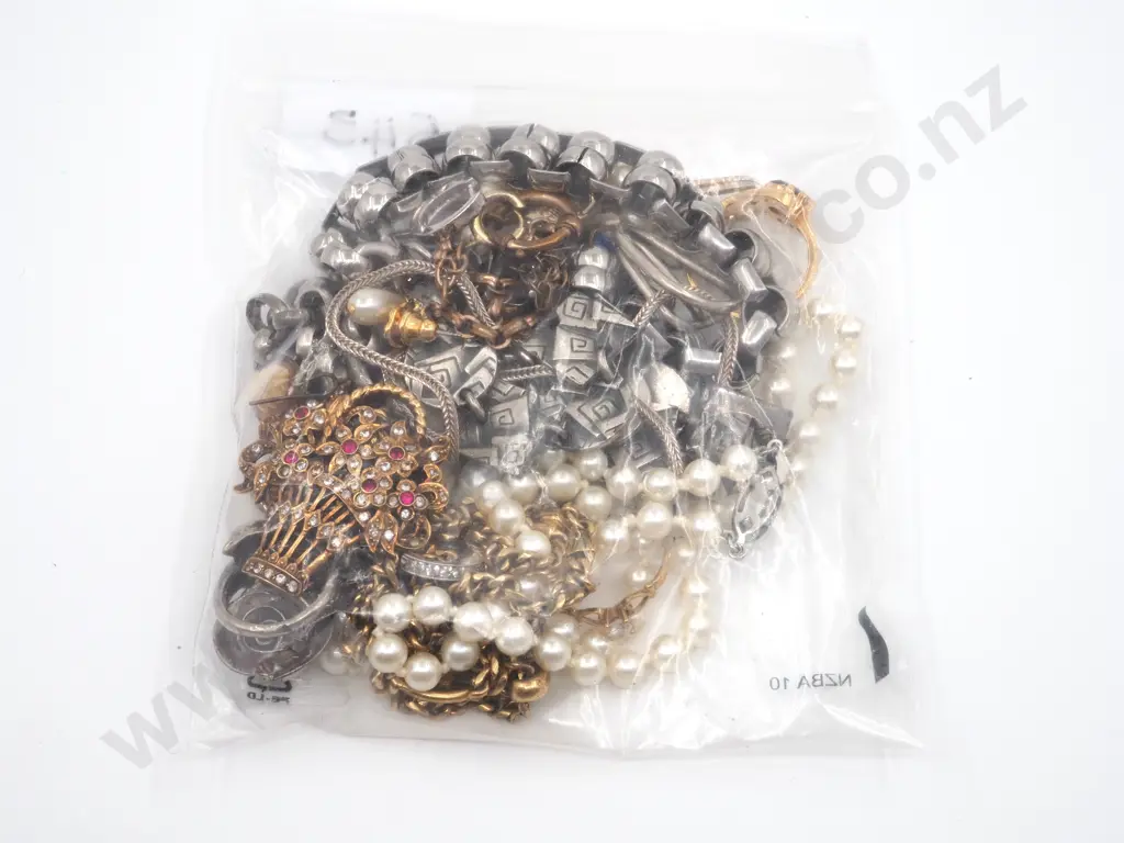Bag Of Costume Jewellery Comprising Necklaces, Rings, Pearls, Pendants  Image 1++