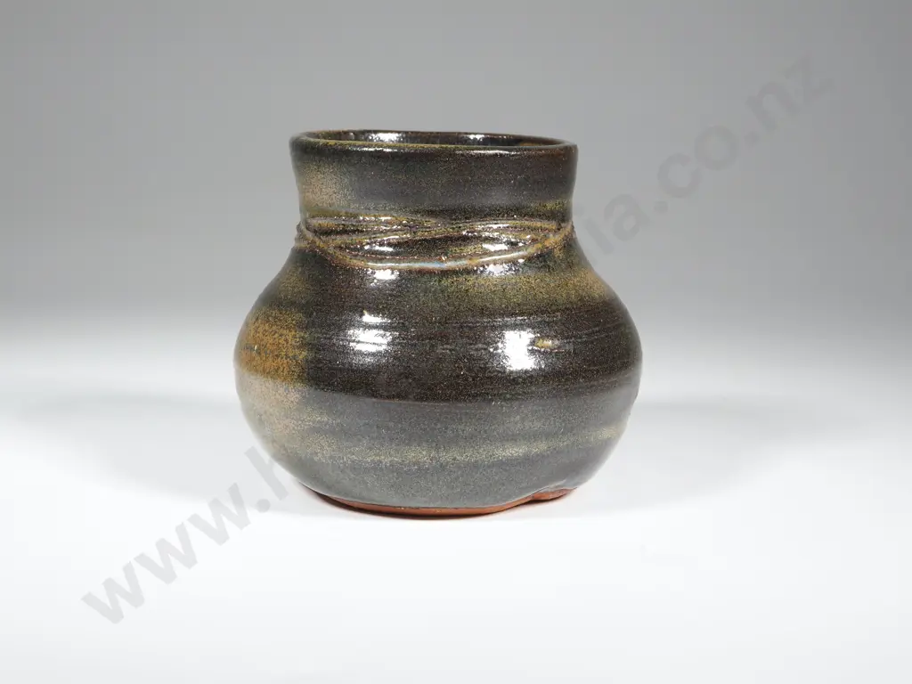A Small Glazed Scraffito Pinch Pot Vase - Beige Ground w Black Overlay Image 1++