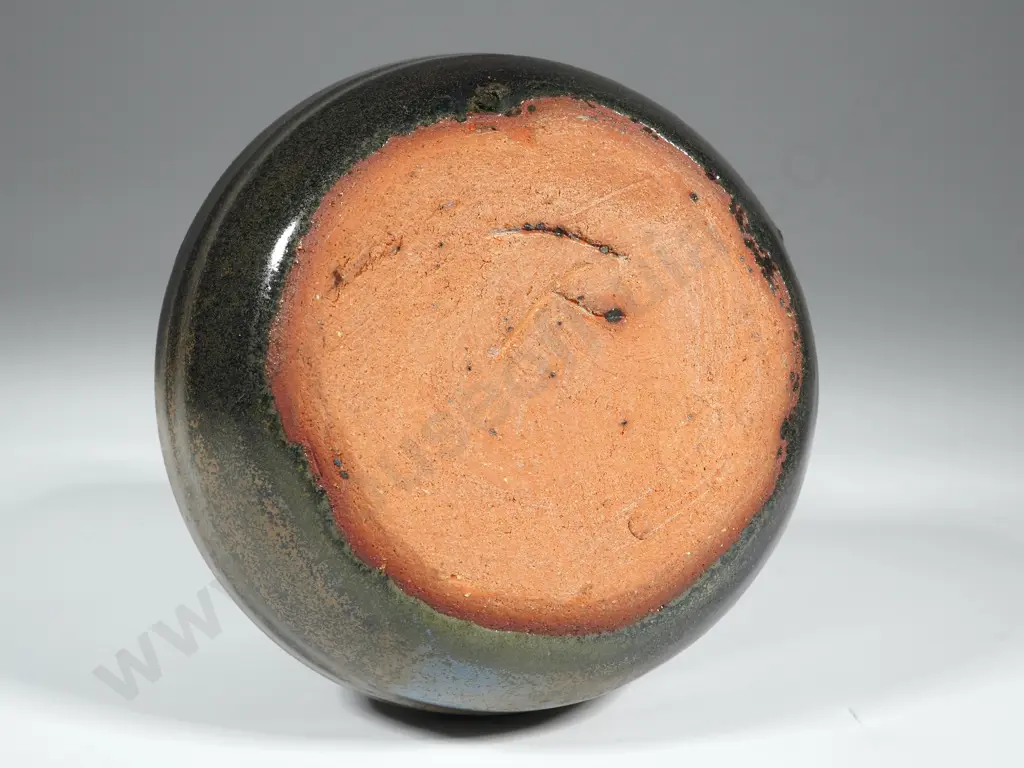 A Small Glazed Scraffito Pinch Pot Vase - Beige Ground w Black Overlay Image 1++
