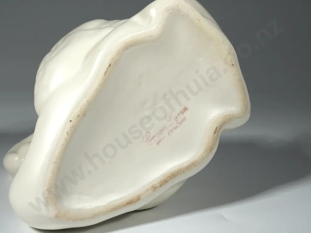 Small Crown Lynn Swan. Printed Mark & Embossed Shape Number 154 Image 1++