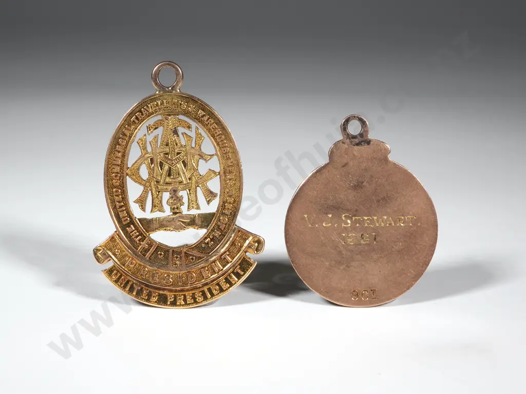 18ct Gold United Commercial Travellers & Warehousemen's Association of New Zealand & 9ct Gold Federation of Justices Fob Image 1++