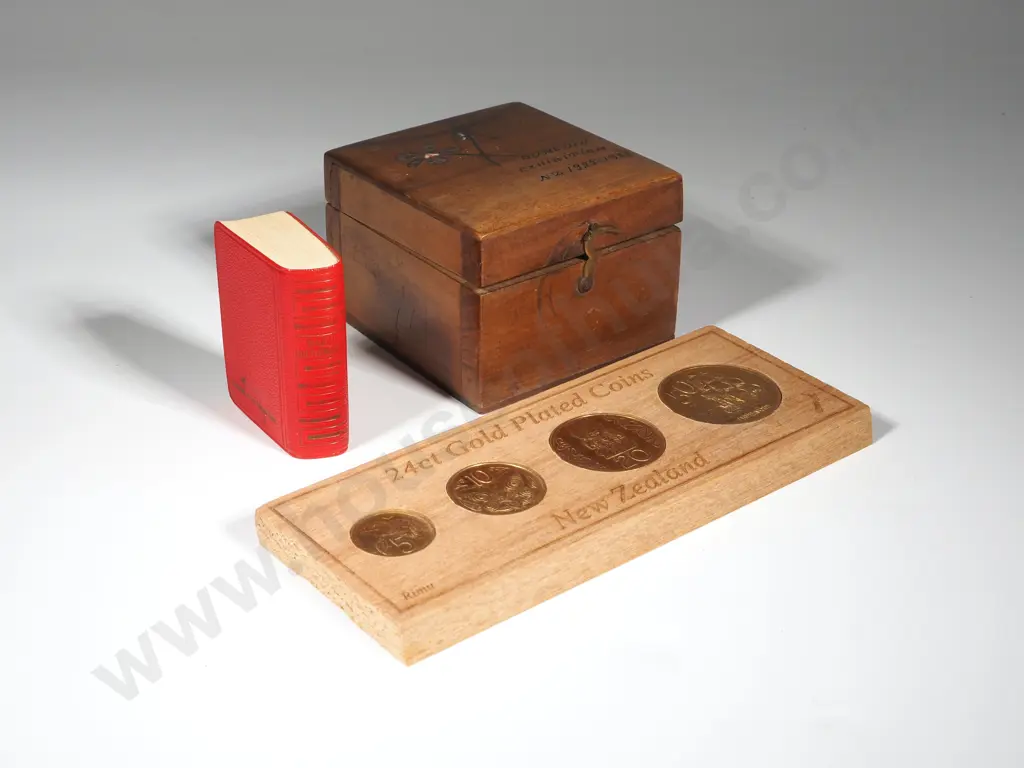 New Zealand Miniature Maori Dictionary / NZ Wooden Box / NZ Coins in Presentation Wooden Display Image 1++