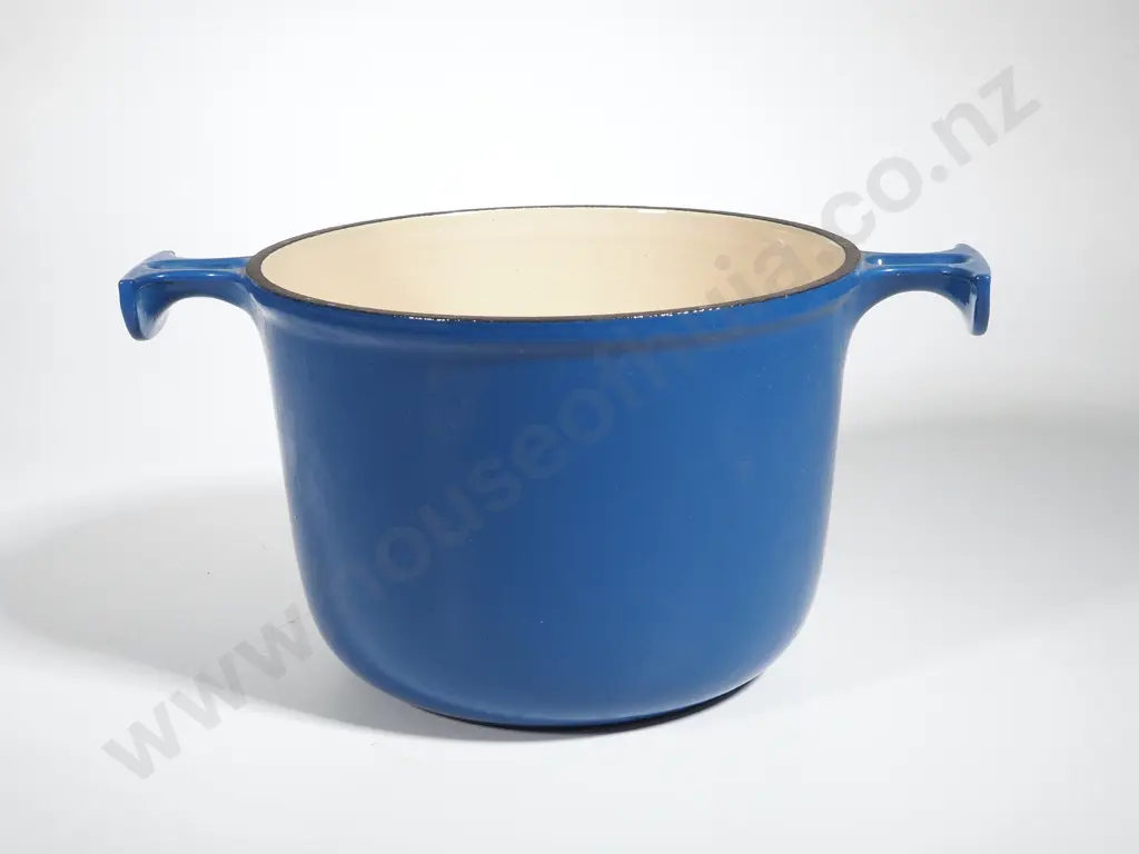 Le Crueset Cast Iron Pot - As New Image 1++