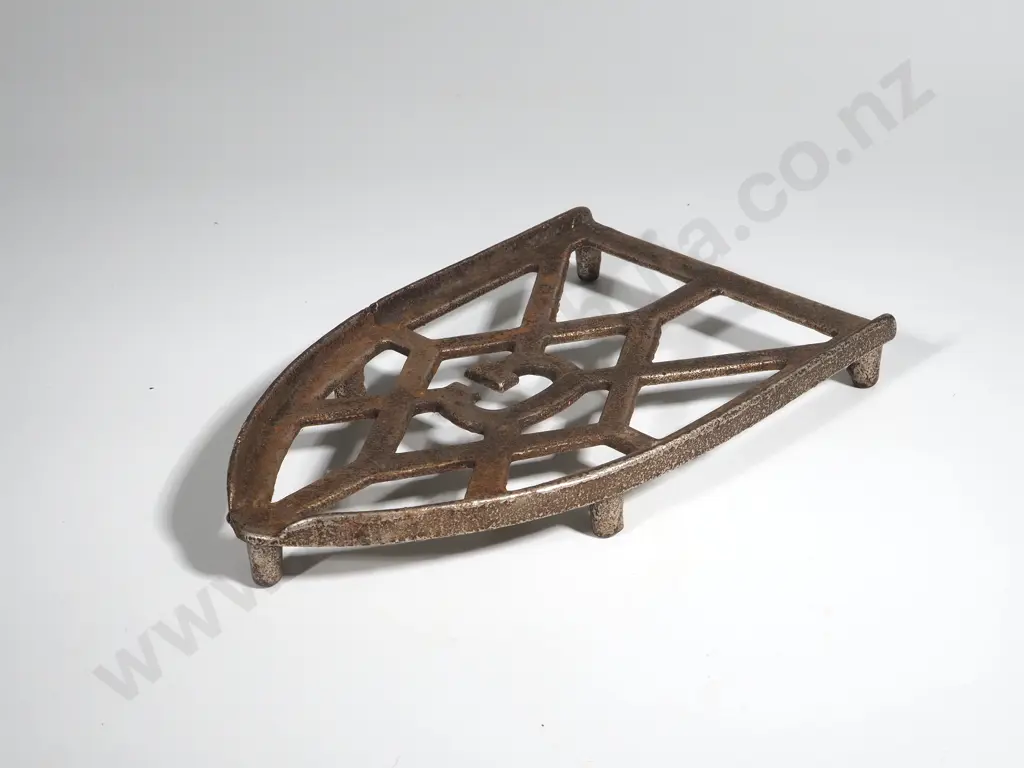 Smart Brockville Iron Trivet w G Centre Image 1++