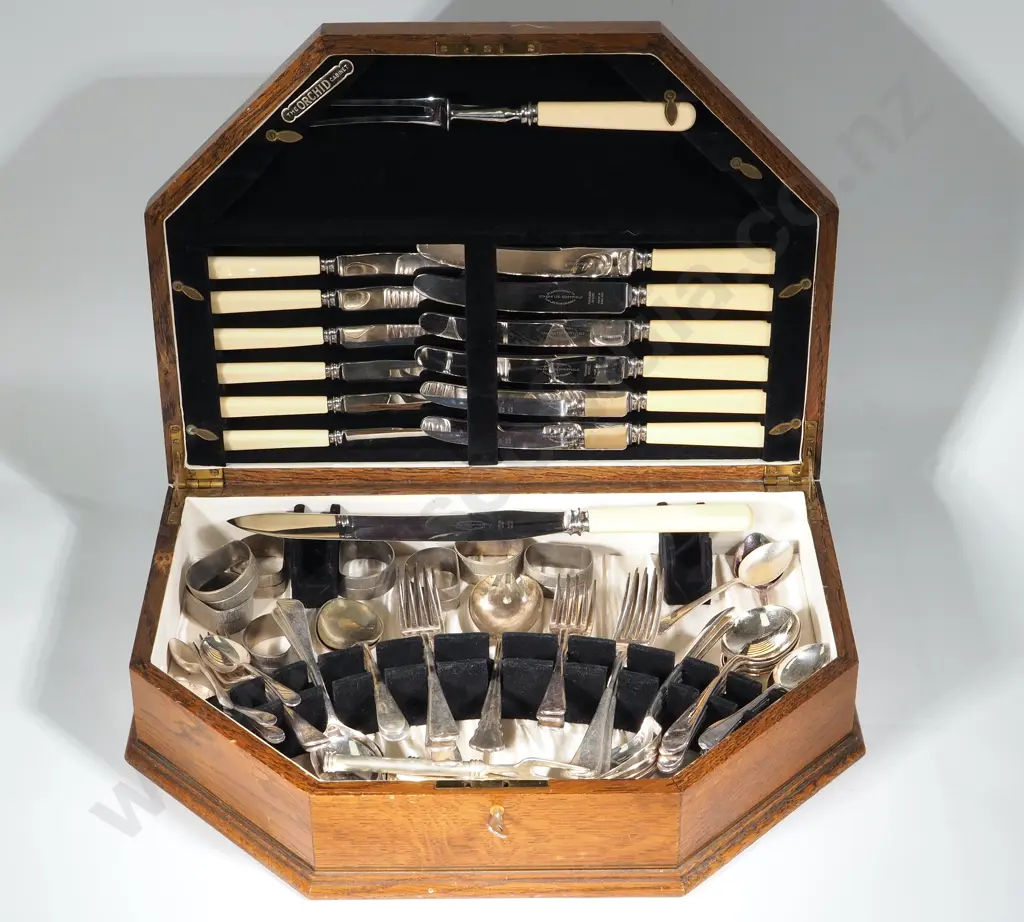 Oak Canteen With Assorted Cutlery & Napkin Rings Image 1++