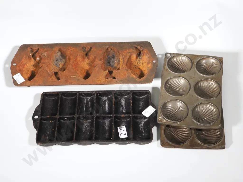 Cast Iron  Gem Tray, Lodge Cast Iron Fish Tray & A Scallop Baking Tray Image 1++