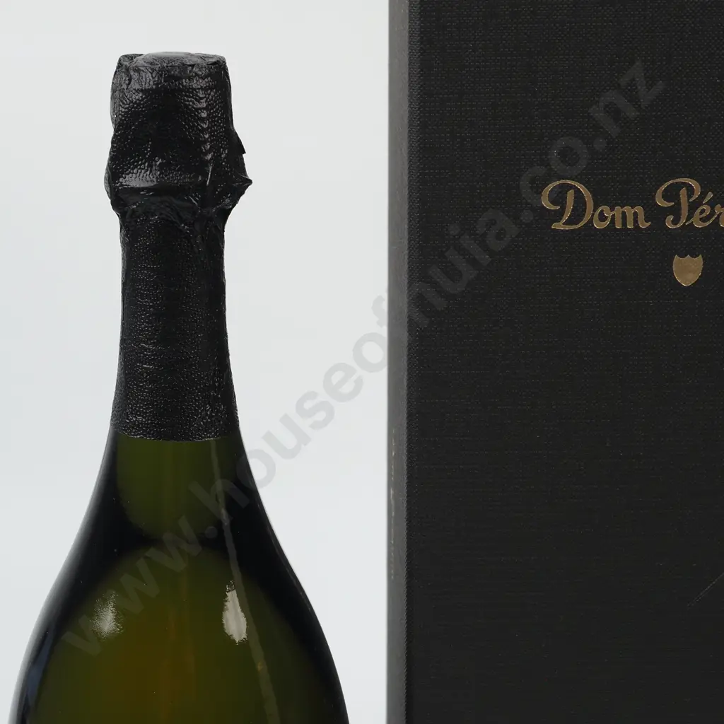 Boxed 2008 Dom Pérignon Brut Champagne. Image 1++