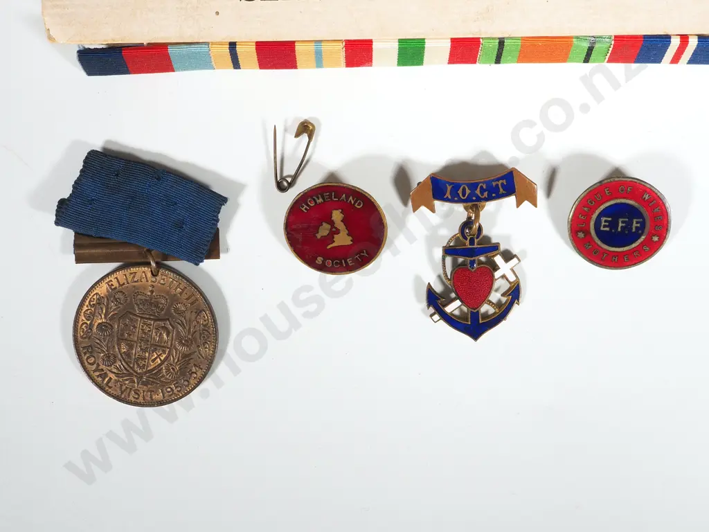 Vintage Nestle Chocolate Box incl Badges & NZ Ribbon Bar Image 1++