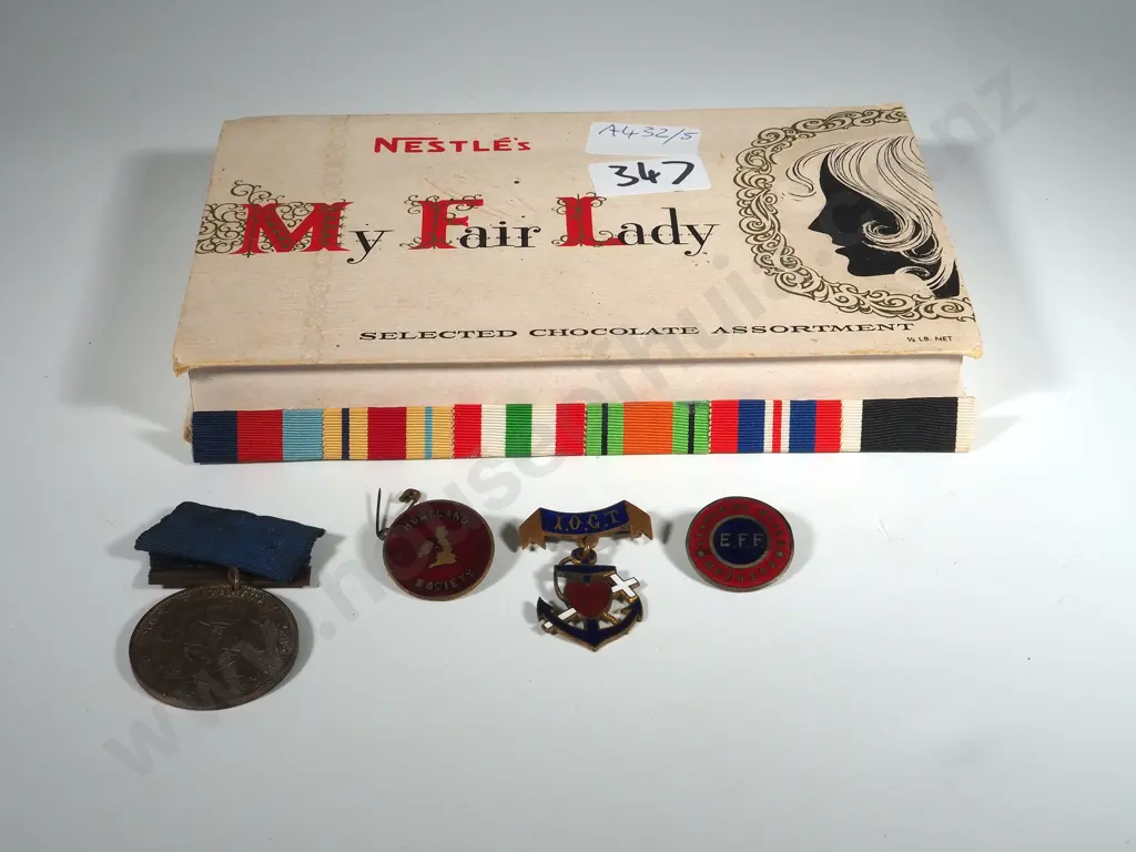 Vintage Nestle Chocolate Box incl Badges & NZ Ribbon Bar Image 1++